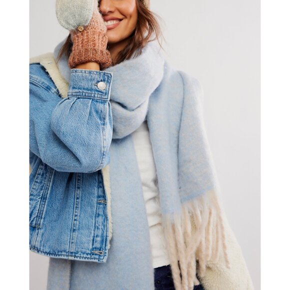 🆕 FREE PEOPLE Winter Chill Blanket Scarf / Blue - Picture 1 of 4